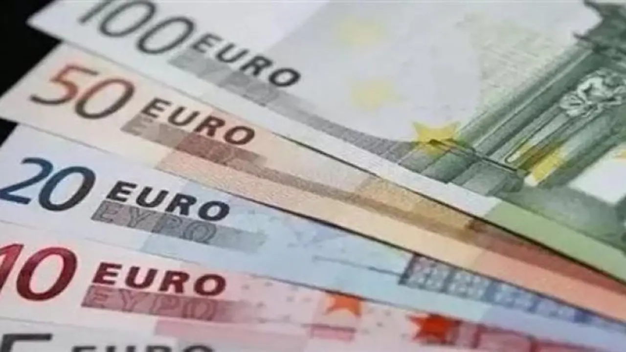 سعر اليورو يكسر التوقعات في البنوك مقابل الجنيه المصري خلال تعاملات اليوم